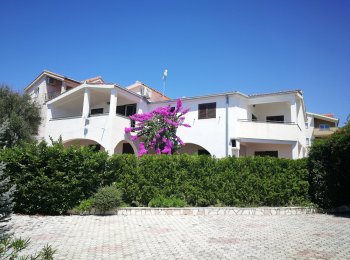 Haus mit 4 Wohnungen am Meer