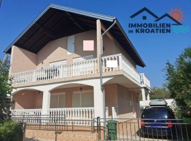 Haus mit zwei Wohnungen in der Nähe von Sibenik