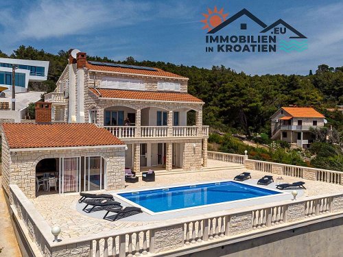 Steinvilla mit Pool in erster Reihe am Meer