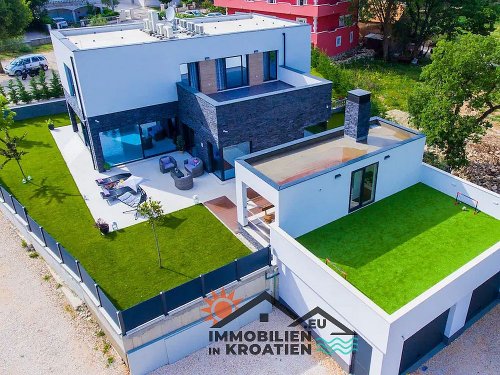 Luxusvilla mit innerem Pool und großem Grundstück