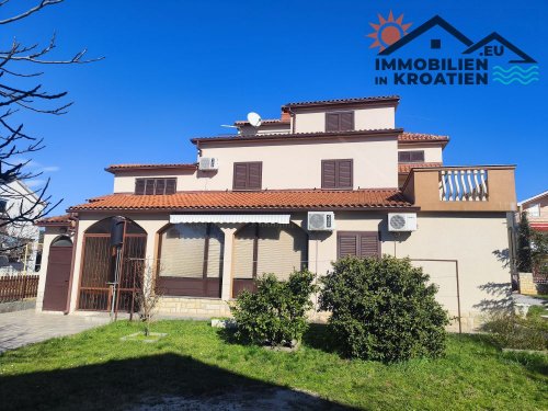 Mehrfamilienhaus mit Garage und Keller