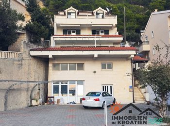 Mehrfamilienhaus mit Garage in der ersten Reihe