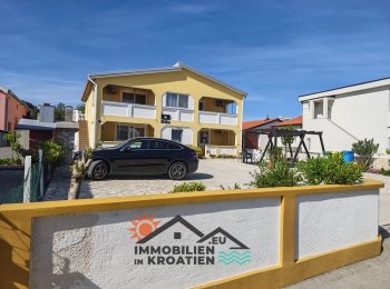 Haus mit fünf Wohnungen und einem großen Hof