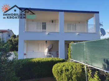 Haus mit drei Wohnungen im Dorf Ražanj
