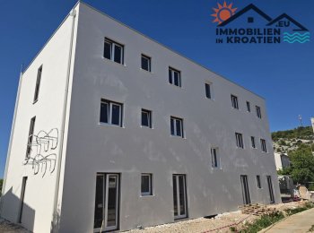 Neue Apartments in einer Bucht am Meer