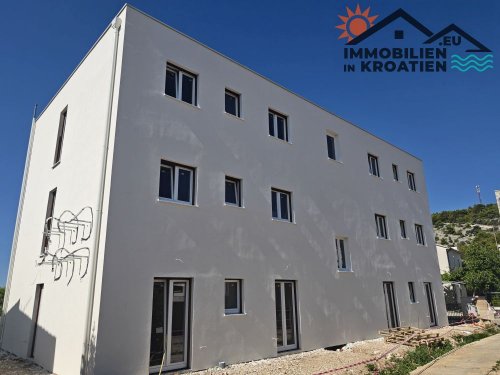 Neue Apartments in einer Bucht am Meer