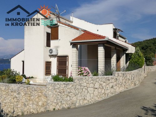 Luxusvilla mit kleinem Haus in Meeresnähe
